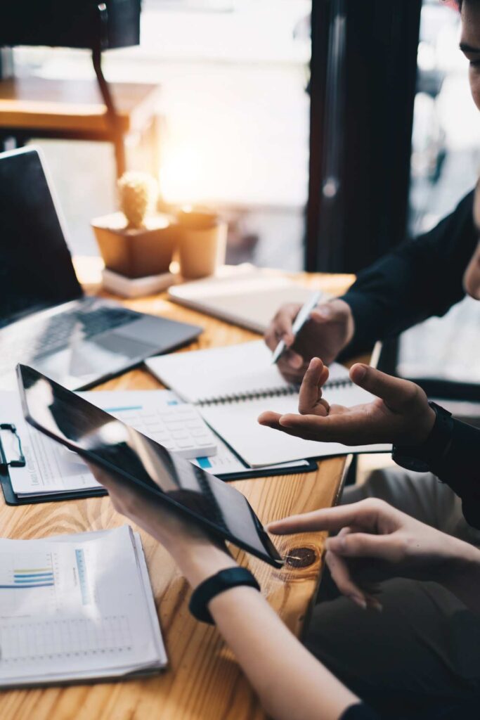 overleg aan bureau op kantoor