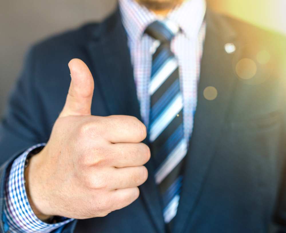 thumbs up van zakenman